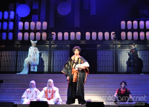 画像ギャラリー No.004のサムネイル画像 / 兄弟の絆を描いた芝居とダンスの両方が堪能できる「ツキステ。」第6幕「紅縁」のゲネプロ公演をレポート