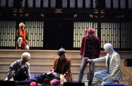 画像ギャラリー No.010のサムネイル画像 / 兄弟の絆を描いた芝居とダンスの両方が堪能できる「ツキステ。」第6幕「紅縁」のゲネプロ公演をレポート