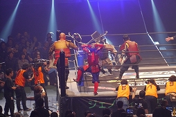 画像ギャラリー No.013のサムネイル画像 / 鎧姿の戦国武将がプロレスのリングに飛ぶ! 「信長の野望〜俺たちの戦国〜」とプロレスがコラボした戦国武将マッチをレポート