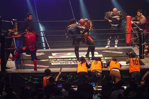 画像ギャラリー No.014のサムネイル画像 / 鎧姿の戦国武将がプロレスのリングに飛ぶ! 「信長の野望〜俺たちの戦国〜」とプロレスがコラボした戦国武将マッチをレポート