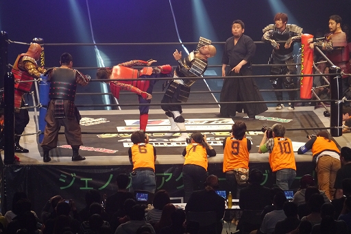 画像ギャラリー No.017のサムネイル画像 / 鎧姿の戦国武将がプロレスのリングに飛ぶ! 「信長の野望〜俺たちの戦国〜」とプロレスがコラボした戦国武将マッチをレポート