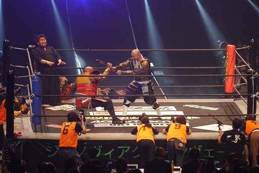 画像ギャラリー No.019のサムネイル画像 / 鎧姿の戦国武将がプロレスのリングに飛ぶ! 「信長の野望〜俺たちの戦国〜」とプロレスがコラボした戦国武将マッチをレポート