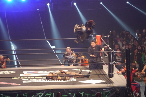 画像ギャラリー No.020のサムネイル画像 / 鎧姿の戦国武将がプロレスのリングに飛ぶ! 「信長の野望〜俺たちの戦国〜」とプロレスがコラボした戦国武将マッチをレポート