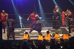 画像ギャラリー No.024のサムネイル画像 / 鎧姿の戦国武将がプロレスのリングに飛ぶ! 「信長の野望〜俺たちの戦国〜」とプロレスがコラボした戦国武将マッチをレポート