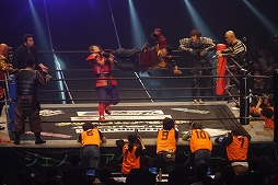 画像ギャラリー No.025のサムネイル画像 / 鎧姿の戦国武将がプロレスのリングに飛ぶ! 「信長の野望〜俺たちの戦国〜」とプロレスがコラボした戦国武将マッチをレポート