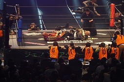 画像ギャラリー No.026のサムネイル画像 / 鎧姿の戦国武将がプロレスのリングに飛ぶ! 「信長の野望〜俺たちの戦国〜」とプロレスがコラボした戦国武将マッチをレポート