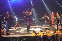 画像ギャラリー No.027のサムネイル画像 / 鎧姿の戦国武将がプロレスのリングに飛ぶ! 「信長の野望〜俺たちの戦国〜」とプロレスがコラボした戦国武将マッチをレポート