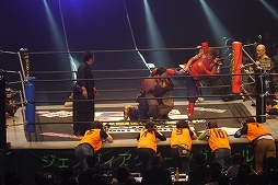 画像ギャラリー No.028のサムネイル画像 / 鎧姿の戦国武将がプロレスのリングに飛ぶ! 「信長の野望〜俺たちの戦国〜」とプロレスがコラボした戦国武将マッチをレポート