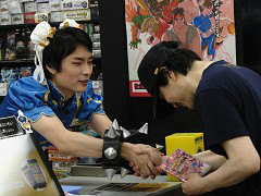Nintendo Switch「ウルトラストリートファイターII」発売記念イベントをレポート。春麗に扮した綾野智章APとファンが店頭で対戦