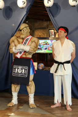 画像ギャラリー No.004のサムネイル画像 / あの佐賀県が“ストII”とコラボ,「ストリートファイター佐賀」始動。コラボ名産品ショップ「佐賀ット商店」のオープニングイベントをレポート