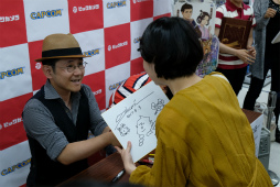 画像ギャラリー No.002のサムネイル画像 / 「大逆転裁判2」発売記念イベントが開催。江城元秀氏&巧 舟氏のサイン会に熱量の高いファンが足を運ぶ