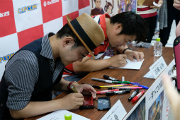 画像ギャラリー No.003のサムネイル画像 / 「大逆転裁判2」発売記念イベントが開催。江城元秀氏&巧 舟氏のサイン会に熱量の高いファンが足を運ぶ