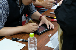 画像ギャラリー No.004のサムネイル画像 / 「大逆転裁判2」発売記念イベントが開催。江城元秀氏&巧 舟氏のサイン会に熱量の高いファンが足を運ぶ