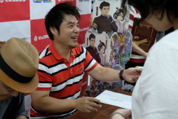 画像ギャラリー No.005のサムネイル画像 / 「大逆転裁判2」発売記念イベントが開催。江城元秀氏&巧 舟氏のサイン会に熱量の高いファンが足を運ぶ