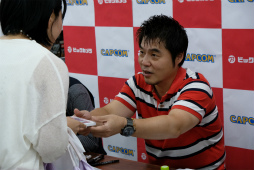 画像ギャラリー No.006のサムネイル画像 / 「大逆転裁判2」発売記念イベントが開催。江城元秀氏&巧 舟氏のサイン会に熱量の高いファンが足を運ぶ