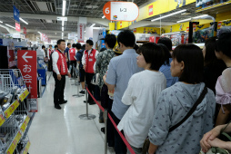 画像ギャラリー No.007のサムネイル画像 / 「大逆転裁判2」発売記念イベントが開催。江城元秀氏&巧 舟氏のサイン会に熱量の高いファンが足を運ぶ