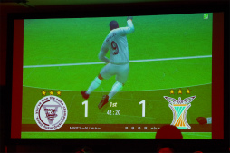 画像ギャラリー No.032のサムネイル画像 / “WCCF日本一”の座を懸けた公式全国大会「WCCF CUP WINNER’S CUP The 12th」が開催。優勝の栄冠はNIWA監督の手に