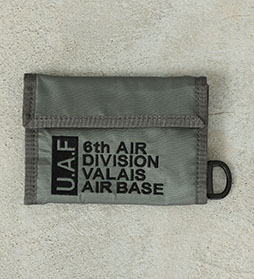 画像集 No.002のサムネイル画像 / 「エースコンバット」シリーズのコラボアイテムが11月22日に発売。ヴァレー空軍基地がモチーフの財布や，Pixyのレザージャケットが登場