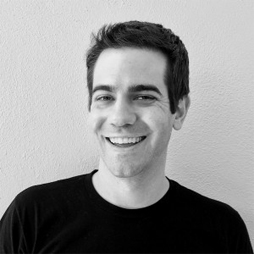 画像ギャラリー No.001のサムネイル画像 / Hey,チャーリー。スマホ版「スカルガールズ」を作ったってのは君かい?