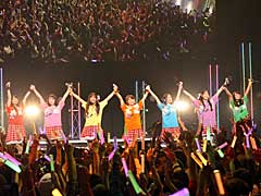 「イロドリミドリ LIVE'17〜第1話『Still Going On!!!!!!!』〜」をレポート。「CHUNITHM」発のガールズバンドが，24曲を熱く歌い上げた