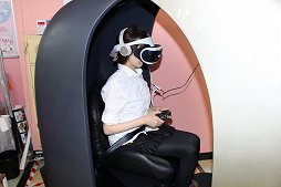 画像集#006のサムネイル/コーエーテクモのアーケードVR筐体「VR センス」のロケテストが新宿で実施中。「香り」や「熱気」まで感じられた最新筐体のプレイレポートをお届け