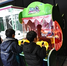 画像ギャラリー No.009のサムネイル画像 / キッズ向けアーケードゲーム「ピンポン ザウルスハンター」が稼働開始。ピンポン玉を発射して恐竜を退治