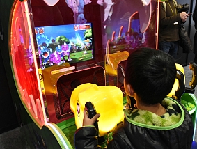 画像ギャラリー No.010のサムネイル画像 / キッズ向けアーケードゲーム「ピンポン ザウルスハンター」が稼働開始。ピンポン玉を発射して恐竜を退治