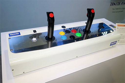 画像集 No.002のサムネイル画像 / タニタ，PS4用「ツインスティック」の試作機をCES 2019で公開。製品版に向けてボタン配置はなお検討中