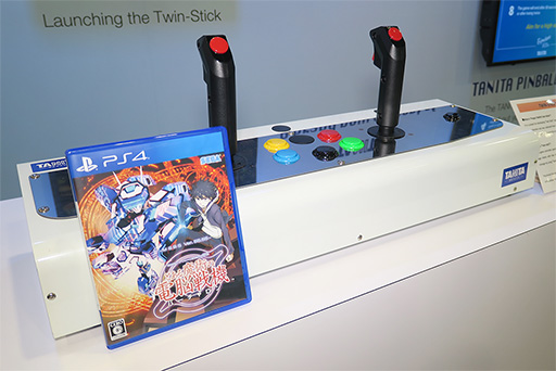 画像集 No.003のサムネイル画像 / タニタ，PS4用「ツインスティック」の試作機をCES 2019で公開。製品版に向けてボタン配置はなお検討中