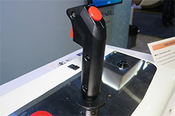 画像集 No.005のサムネイル画像 / タニタ，PS4用「ツインスティック」の試作機をCES 2019で公開。製品版に向けてボタン配置はなお検討中