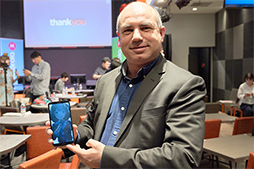 画像ギャラリー No.003のサムネイル画像 / Motorolaの新型スマホ「moto z3 play」テストレポート。ミドルクラス相応の性能だが,合体オプション「moto mods」に魅力を感じるならアリ