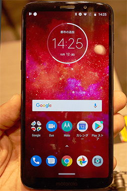 画像ギャラリー No.004のサムネイル画像 / Motorolaの新型スマホ「moto z3 play」テストレポート。ミドルクラス相応の性能だが,合体オプション「moto mods」に魅力を感じるならアリ