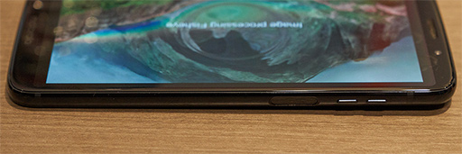 画像ギャラリー No.008のサムネイル画像 / Motorolaの新型スマホ「moto z3 play」テストレポート。ミドルクラス相応の性能だが,合体オプション「moto mods」に魅力を感じるならアリ