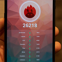 画像ギャラリー No.020のサムネイル画像 / Motorolaの新型スマホ「moto z3 play」テストレポート。ミドルクラス相応の性能だが,合体オプション「moto mods」に魅力を感じるならアリ