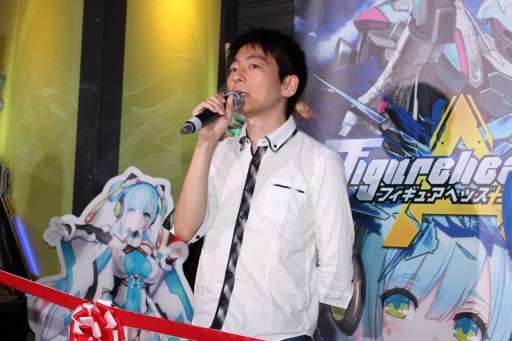 画像ギャラリー No.002のサムネイル画像 / AC「フィギュアヘッズ エース」の稼動がスタート。オープニングセレモニーに丹沢P,石川PとともにウルトラマンAが登場。コラボの約束も?