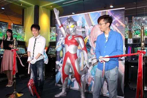 画像ギャラリー No.005のサムネイル画像 / AC「フィギュアヘッズ エース」の稼動がスタート。オープニングセレモニーに丹沢P,石川PとともにウルトラマンAが登場。コラボの約束も?