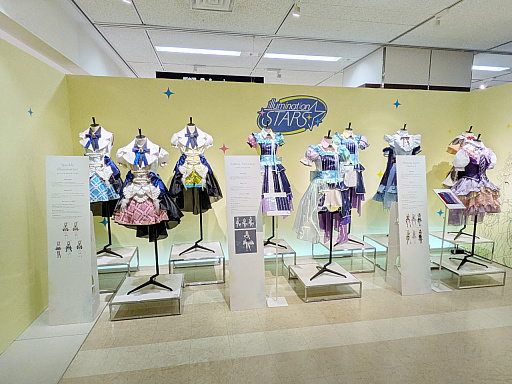 画像ギャラリー No.002のサムネイル画像 / 「アイドルマスター シャイニーカラーズ」の衣装展が，大丸東京店にて開催中。会期を通して計250着以上のライブ衣装を間近で観賞できる！