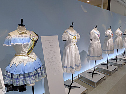 画像ギャラリー No.004のサムネイル画像 / 「アイドルマスター シャイニーカラーズ」の衣装展が，大丸東京店にて開催中。会期を通して計250着以上のライブ衣装を間近で観賞できる！