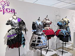 画像ギャラリー No.009のサムネイル画像 / 「アイドルマスター シャイニーカラーズ」の衣装展が，大丸東京店にて開催中。会期を通して計250着以上のライブ衣装を間近で観賞できる！