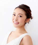 画像ギャラリー No.001のサムネイル画像 / 「レジェンヌ」,ヒロイン達を指導する歌唱講師・立歌響役に,元宝塚娘役のRiRiKAさんを起用。PV第2弾も公開に