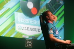 画像ギャラリー No.008のサムネイル画像 / 「FIFA 18」のeスポーツ大会「明治安田生命 eJ.LEAGUE」決勝ラウンドが開催。初代チャンピオンの座を懸け15名の強豪プレイヤーが腕を競った