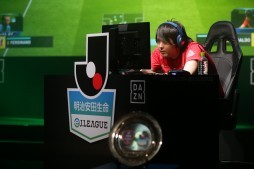 画像ギャラリー No.009のサムネイル画像 / 「FIFA 18」のeスポーツ大会「明治安田生命 eJ.LEAGUE」決勝ラウンドが開催。初代チャンピオンの座を懸け15名の強豪プレイヤーが腕を競った