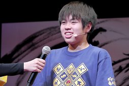 画像ギャラリー No.006のサムネイル画像 / あらゆる年齢層のトレーナー達が竜王の座を目指し,頭脳戦に挑んだ「第3回 ポケモン竜王戦」レポート