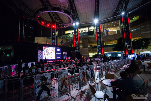 画像ギャラリー No.001のサムネイル画像 / 「ドラゴンボール ファイターズ」の最強プレイヤーが集結。第31回 東京国際映画祭にて行なわれた招待制トーナメント大会“超(スーパー)マッチ”レポート