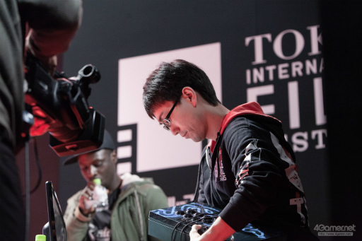 画像ギャラリー No.035のサムネイル画像 / 「ドラゴンボール ファイターズ」の最強プレイヤーが集結。第31回 東京国際映画祭にて行なわれた招待制トーナメント大会“超(スーパー)マッチ”レポート