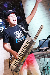 画像ギャラリー No.027のサムネイル画像 / ZUNTATA×SNK×ケイブが熱く対バン! タイトーステーション溝の口店の開店1周年を記念した特別イベントをレポート