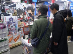 画像ギャラリー No.002のサムネイル画像 / 「閃乱カグラ Burst Re:newal」先行体験会がソフマップAKIBA 4号店で開催。会場の模様を,お忍び来店した高木謙一郎氏のコメントと共にお届け