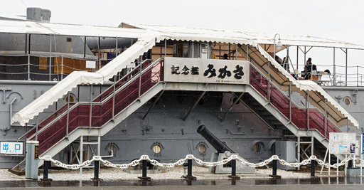 画像ギャラリー No.014のサムネイル画像 / Yostarへ横須賀が感謝状。アズレンでもおなじみ,三笠公園の記念艦“三笠”に乗って贈呈式