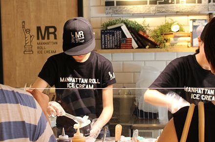 画像ギャラリー No.008のサムネイル画像 / アニメ「アズールレーン びそくぜんしんっ!」とロールアイス専門店“マンハッタンロールアイスクリーム”のコラボが7月9日から開催