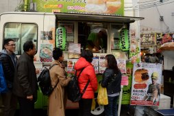 画像ギャラリー No.009のサムネイル画像 / 「龍が如く 極2」のファンイベントが大阪・道頓堀で開催。未公開シーンが披露されたステージの模様をスタッフ合同インタビューと共に掲載